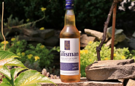 Spotkanie rozpocznie się o godzinie 18:00 (100zł/os.) W Highlands, największym geograficznie, górzystym regionie północnej Szkocji, można odnaleźć zarówno whisky owocowe, słodowe, ale również np. wrzosowe, ziołowe. Do regionu tego zalicza się też wyspę Jura. W degustacyjne szranki stanie pięć wyśmienitych trunków: Fettercairn 12 YO Highland Single Malt Scotch Whisky The Talisman Blended Scotch Whisky Té Bheag Nan Eilean Blended Scotch Whisky Isle of Skye Blended Scotch Whisky JURA 12 Single Malt Scotch Whisky Serdecznie zapraszamy! Wymagana wcześniejsza rezerwacja miejsc (+48 18 33 12 382, biuro@folwarkstarawiniarnia.pl)